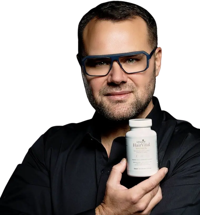 Pavel Filandr drží dózu doplňku stravy HairVital Women od značky Vitalium